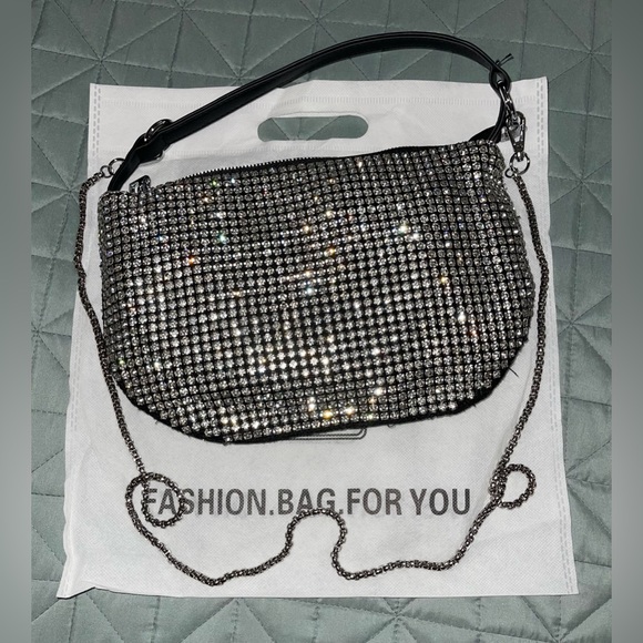 Source Unknown Handbags - 🔥 NEW GORGEOUS CROSSBODY/SHOULDER RHINESTONE BAG WITH CHAIN STRAP. 🔥